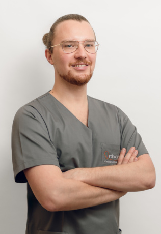 lek. dent. Bartosz Chwaliszewski - Dentist
